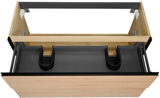 Wastafelonderkast met twee open lades, naturel eiken buitenkant en zwarte binnenkant. Hangers zichtbaar.