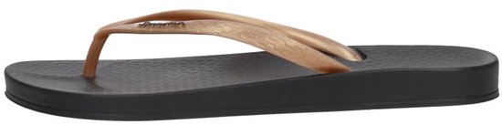 Zwarte Ipanema slipper met een subtiel patroon en een gouden bandje, vanaf de zijkant gezien.
