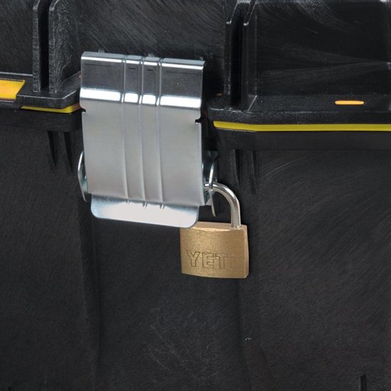 Gesloten zwarte gereedschapskoffer met zilverkleurige sluiting en hangslot.