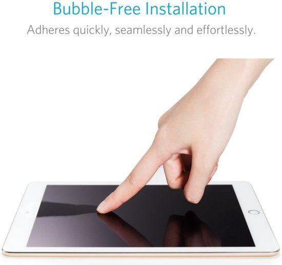 Vinger plaatst een screenprotector op een tablet, met tekst 'Bubble-Free Installation'.