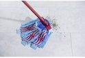 Blauwe Vileda SuperMocio 3Action mop met rode stippen, veegt vuil op.