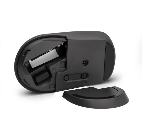 Onderkant van een zwarte HP muis met het deksel verwijderd, batterijcompartiment zichtbaar.