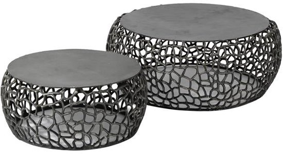 Set van twee ronde bijzettafels met een open, gevlochten zwart metalen onderstel en een donkergrijs tafelblad.