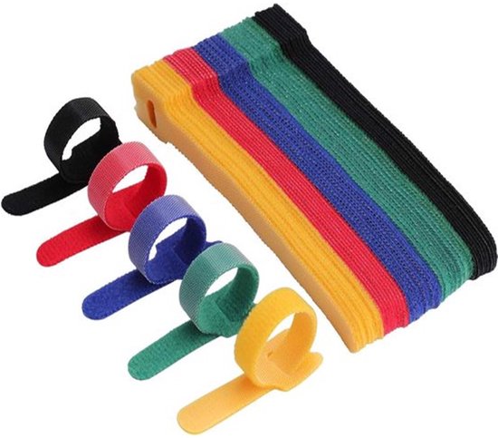 Een stapel gekleurde kabelbinders: zwart, rood, blauw, groen en geel. Enkele losse binders zijn opgerold.
