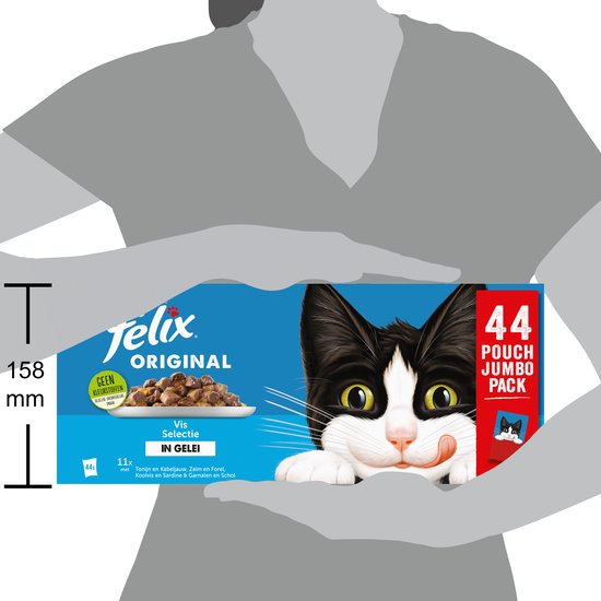 Felix Original in Gelei Vis Selectie 44 pouch jumbo pack. Een vrouw houdt de verpakking vast met een zwart-wit kat.