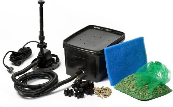 Zwarte filterbox met blauw filtermedium, groen korrelsubstraat en waterpomp met sproeier en slang.