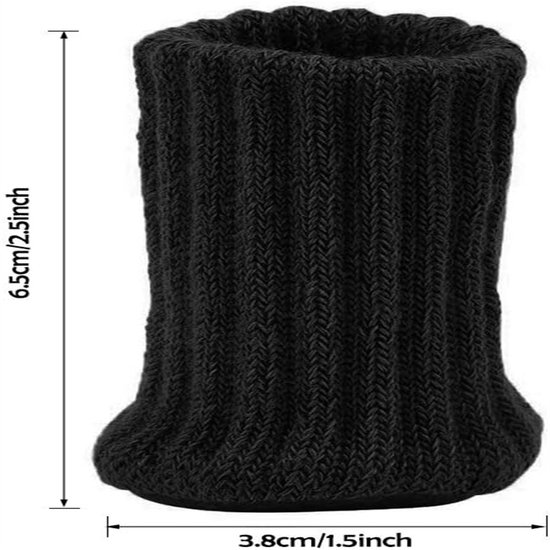 Zwarte gebreide stoelpootbeschermer met afmetingen 6,5 cm hoog en 3,8 cm breed.