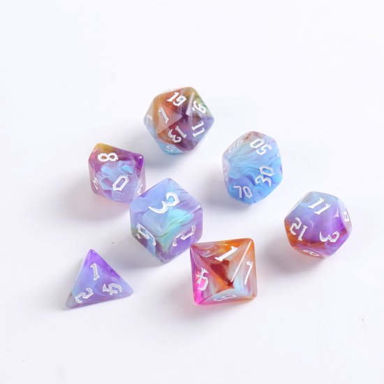 Sept dés polyvalents en violet, orange, bleu et brun avec des chiffres blancs, motif marbré.