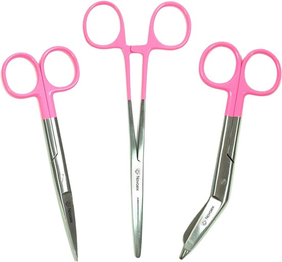 Drie medische instrumenten: twee scharen met roze handvatten en een grijptang met roze handvatten.