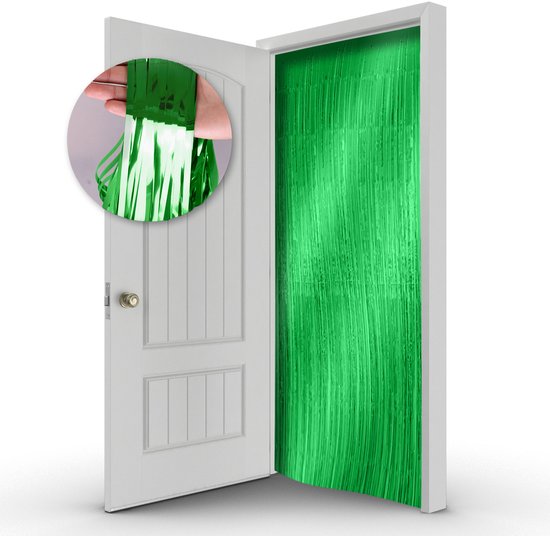 Openstaande witte deur met een groen glittergordijn, en een cirkel met hand die franjes vasthoudt.
