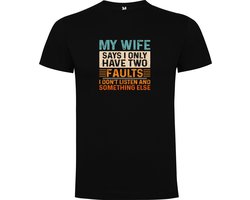 Zwart T-Shirt met Kleurrijke print “ My Wife says I only have two Faults I don't Listen and something else – Mijn vrouw zegt dat ik maar 2 fouten heb, niet luisteren en nog iets – Humor “ Print Full Color Maat M