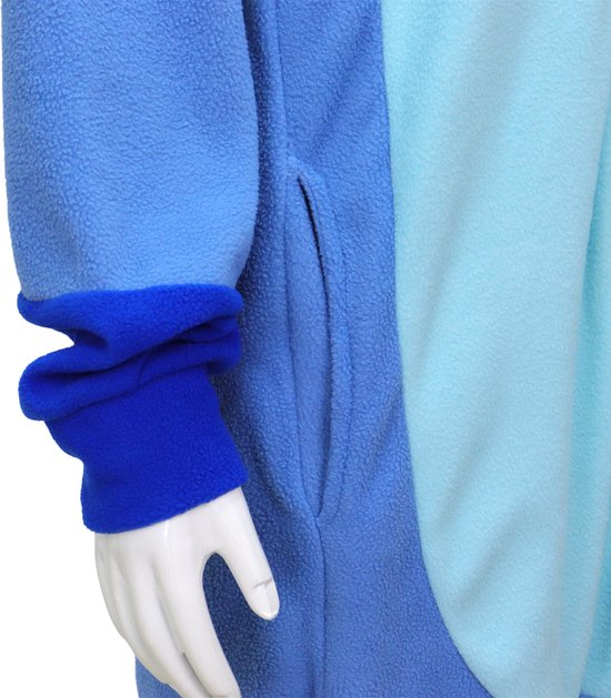 Detail van een blauwe onesie met lichte buik en donkerblauwe boord aan de mouw.