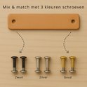 Lichtbruine leren handgreep met twee gaten en drie sets schroeven: zwart, zilver, goud.