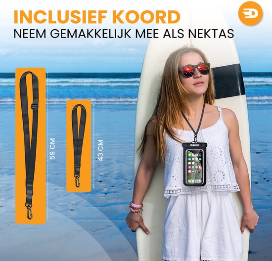 Meisje met zonnebril, staand op strand bij surfboard, draagt zwart Drivv. waterdicht telefoonhoesje met nekband.