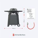 Zwarte gasbarbecue van KitchenBrothers met deksel, met afmetingen 102 cm breed en 38/62 cm hoog. Inclusief slang en gasregelaar.