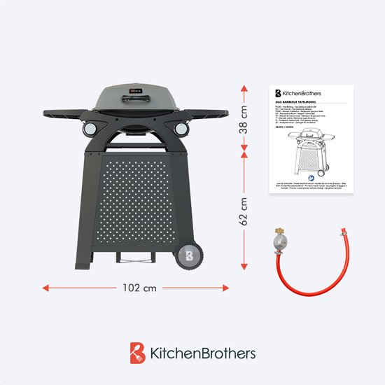 Zwarte gasbarbecue van KitchenBrothers met deksel, met afmetingen 102 cm breed en 38/62 cm hoog. Inclusief slang en gasregelaar.