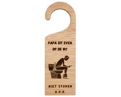 Houten deurhanger - *nieuw* papa zit even op de wc - niet storen bordje van hout - Vaderdag cadeau idee - Origineel cadeau papa - past op vrijwel iedere deurklink