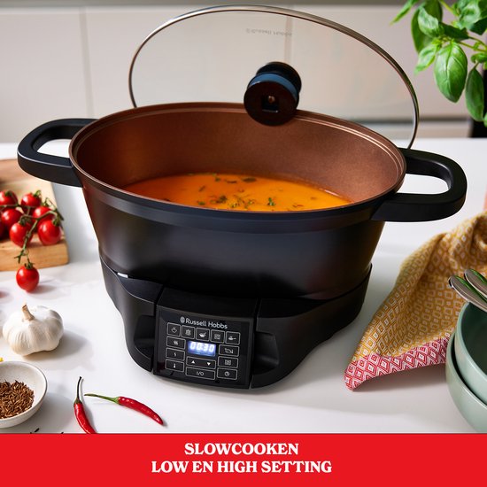 Zwarte multicooker met soep, deksel op een kier. Digitale display toont 00:30. Slowcookfunctie met low en high settings.