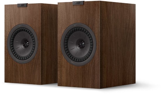 Twee KEF Q3 Meta boekenplank luidsprekers in walnootfineer met zwarte Uni-Q driver.