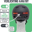Zwarte helm met aan/uit verlichting achterop, rode LED's.