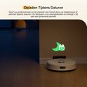 Witte robotstofzuiger laadt op in een donkere kamer. Groen icoon van een maan en een stekker.