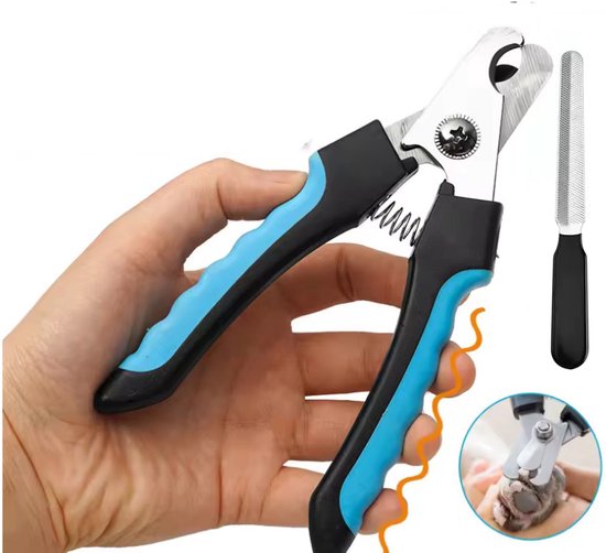 Nagelknipper met blauwe handgrepen, in een hand, met vijltje ernaast.