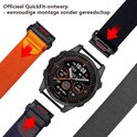 Een zwart sporthorloge met een digitale wijzerplaat, omringd door drie QuickFit-bandjes in oranje, donkerblauw en grijs.
