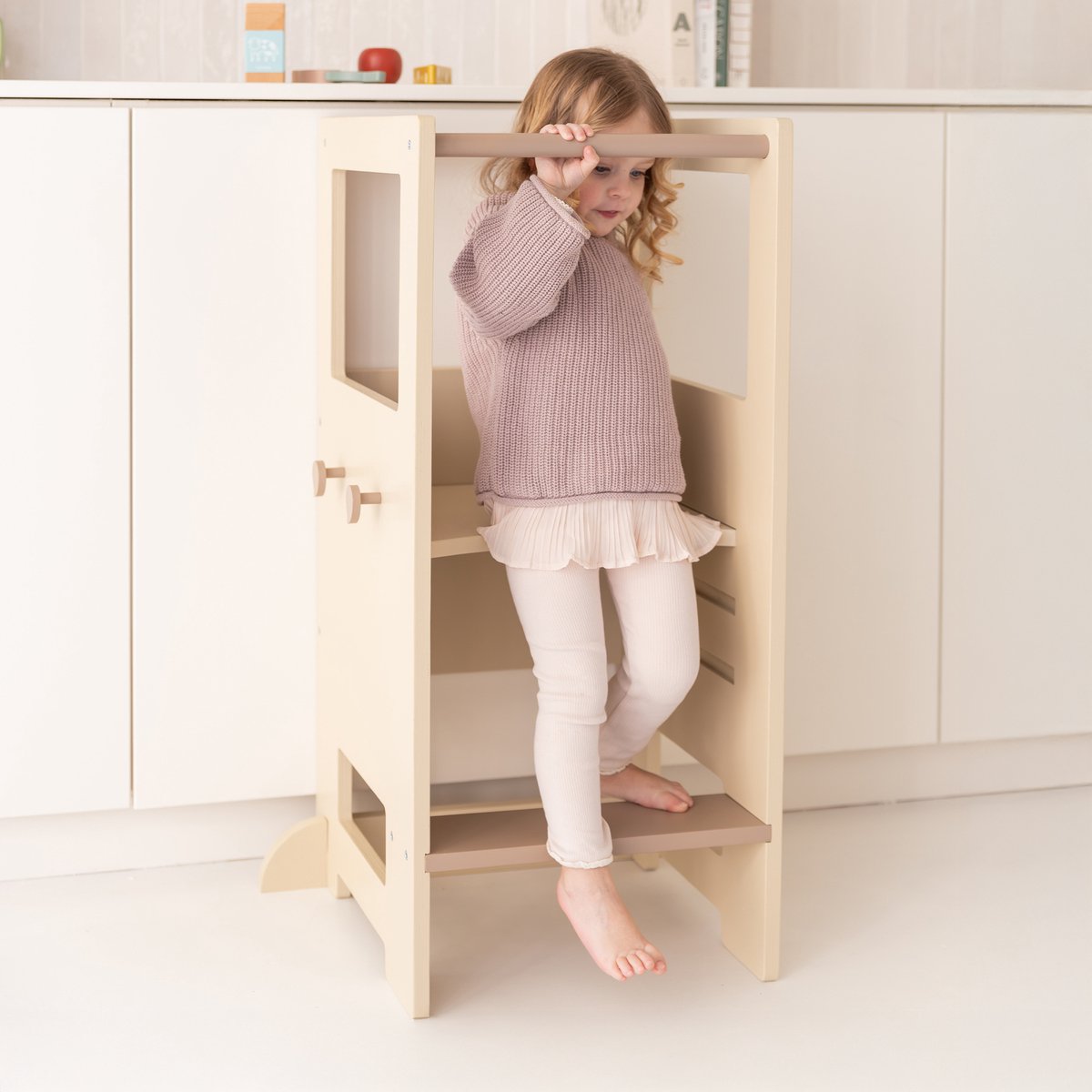 Babiem® Leertoren Fay - in Hoogte Verstelbaar - Incl. Handdoekhaakjes - Leertoren Keukenhulp - Keukenhulp - Veilig en Stabiel - Off white - Hout