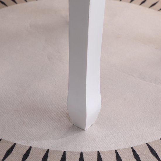 Detail van een witte, gebogen poot van een kaptafelkruk.