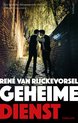 Cover van Geheime Dienst: twee mannen in pak kussen in een steeg. Titel en ondertitel zichtbaar.