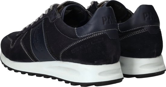 Achterkant van donkerblauwe PME Legend sneakers met witte stiksels en een witte zool.