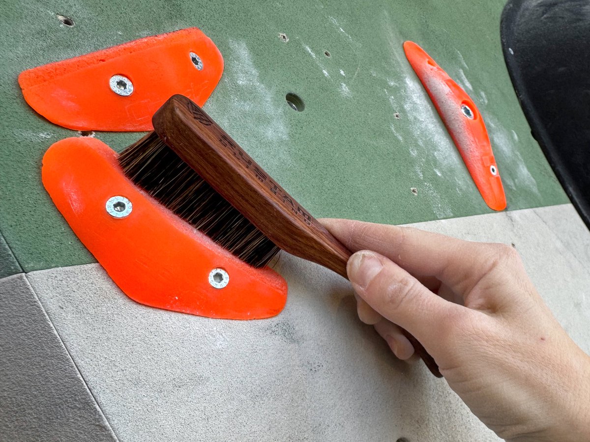 Rustam Climbing Klimborstel - climbing brush - klimmen - boulderen - indoor klimborstel hardhout handvat - boulder borstel boulderen - climbing training - dik everzwijnhaar - klim accessoire