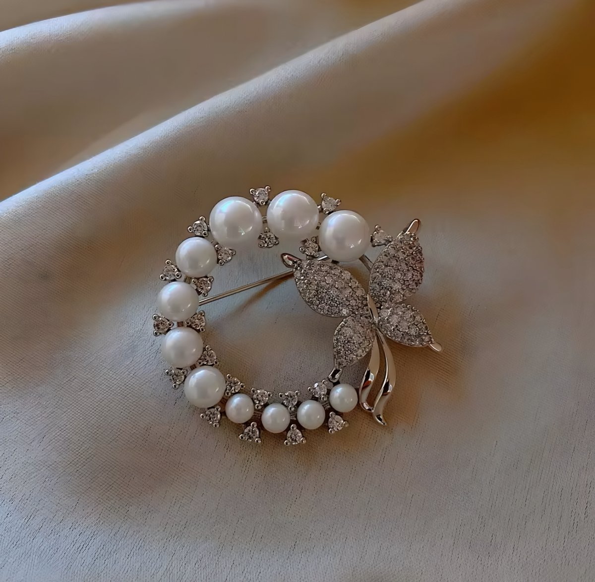Borasi Vlinder Parel Broche | Zilverkleurig | Roestvrijstaal | Broche | Dames Sieraden | Bruiloft | Elegant |