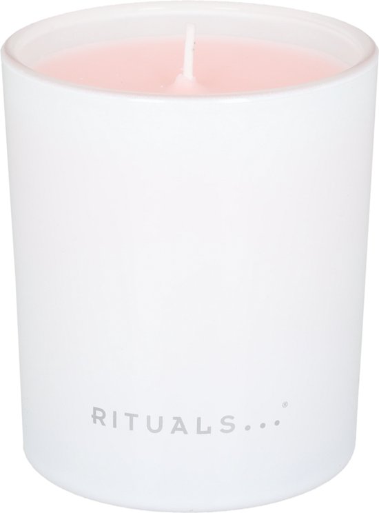 Witte geurkaars met roze inhoud van The Ritual of Sakura.