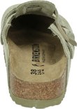 Achterkant van een lichtgroene suède Birkenstock Boston slipper, met voetbed en maten.