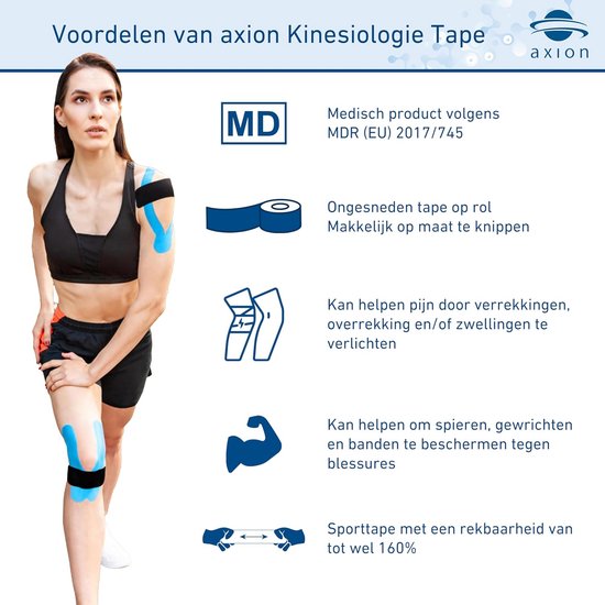Vrouw met blauwe kinesiotape op knie en arm. Medisch product.