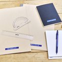 Twee mappen met de tekst 'SCHEDULE' en een zwart notitieboek met de tekst 'TO DO', gelabeld met de Dymo Omega.
