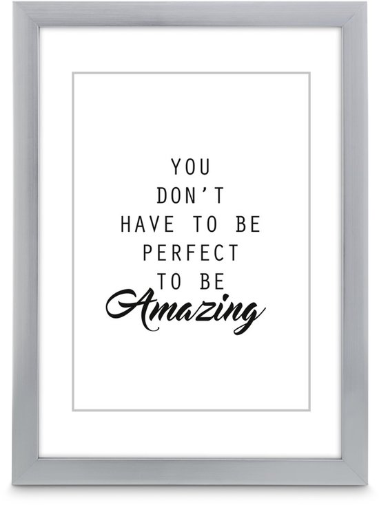 Zilverkleurige fotolijst met witte passe-partout en tekst 'YOU DON'T HAVE TO BE PERFECT TO BE Amazing'.