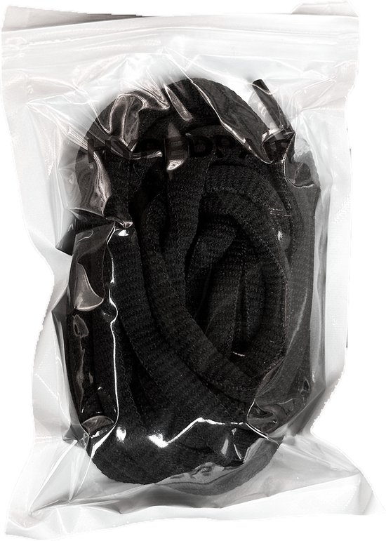 Zwarte, ovale veters opgerold in een doorzichtige plastic verpakking.