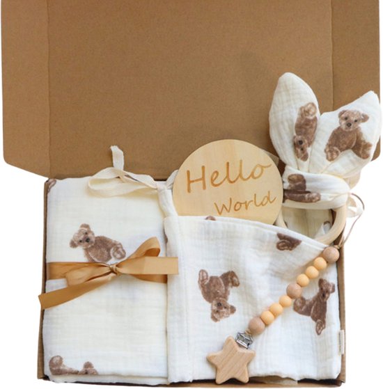 Een 5-delige baby cadeau set met teddybeerprint in een kartonnen geschenkdoos: hydrofiele doek, box opbergzak, rammelaar met oortjes, bijtring en 'Hello World' kaart.