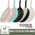 Vijf koekenpannen in pastelkleuren: roze, mintgroen, zwart, crème en wit.