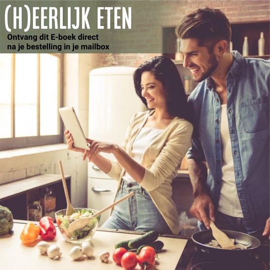 Homme et femme regardant une tablette dans la cuisine, préparant une salade.