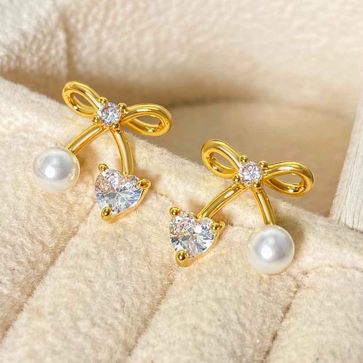 Selevie Oorbellen Goudkleurig Strikje/Kers met Zirkonia en Parel - Sterling Silver Gold Plated - Bow - Cherry