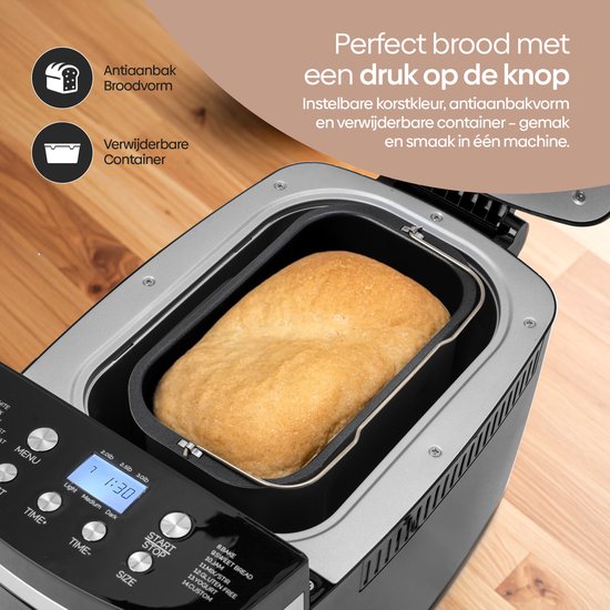 Goudbruin brood in een broodvorm binnenin een open zwarte broodmachine. Bedieningspaneel met instellingen.
