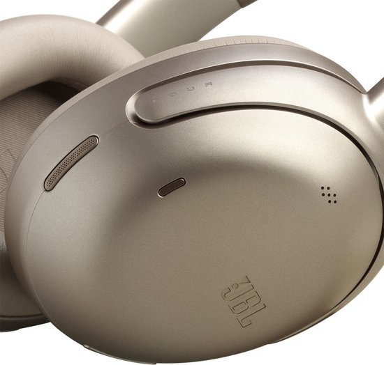 Close-up van gouden JBL koptelefoon met zachte oorkussens en hoofdband.