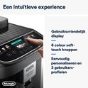 Vinger drukt op het kleurenscherm van de zwarte DeLonghi Magnifica Evo Next. Tekst: "Gebruiksvriendelijk display".