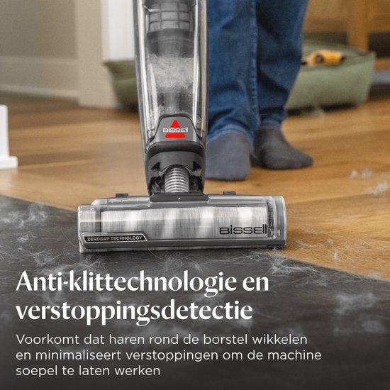 Zwarte BISSELL CrossWave stofzuiger met dweilfunctie, dichtbij de borstelkop, op een donker tapijt.