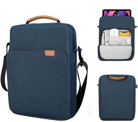 Donkerblauwe tablethoes met bruin handvat en schouderriem. Toont de tas van voren, open met accessoires, en van de achterkant.
