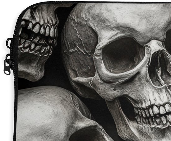 Laptophoes 17 inch - Skelet - Doodshoofden - Schedels - Zwart - Laptop sleeve - Binnenmaat 41x28 cm - Zwarte achterkant