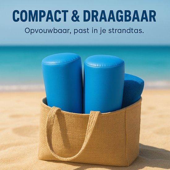 Twee lichtblauwe opblaasbare waterhangmatten passen in een bruine strandtas.